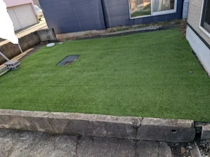 駐車スペース横のお庭